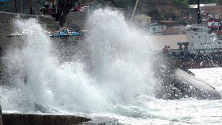 Gelombang Perairan Makassar Hingga 4 Meter