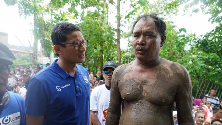 Gara-gara Foto Ini Sandi Dituding Sandiwara ke Korban Banjir
