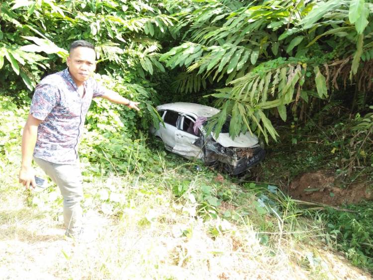 Mengerikan! Tabrakan Mitsubishi L300 Terguling, Ayla Masuk ke Jurang 15 Meter