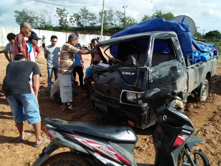 Mengerikan! Tabrakan Mitsubishi L300 Terguling, Ayla Masuk ke Jurang 15 Meter