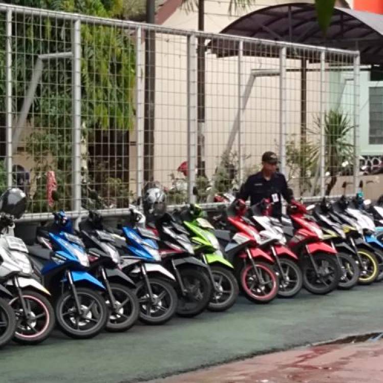 Slamet Satpam SMAN 4 Tangsel Jadi Viral, Susun Motor Sesuai Merek dan Warna