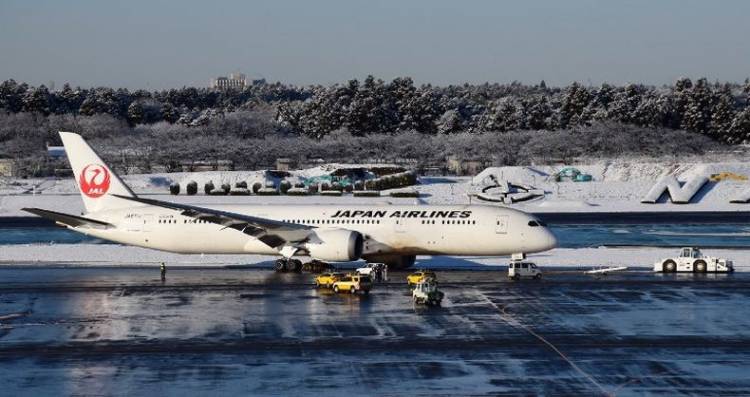 Pesawat Jet Japan Airlines Tergelincir, Bandara Ditutup