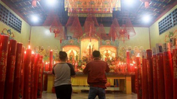 Warga Tionghoa Minta Kelancaran Rezeki di Shio Babi-Tanah