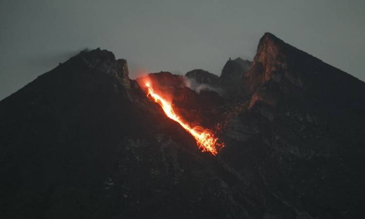 Lagi, Gunung Merapi Keluarkan Lima Kali Guguran Lava