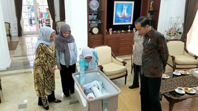 Jokowi Jenguk Cucu Baru JK ke-15