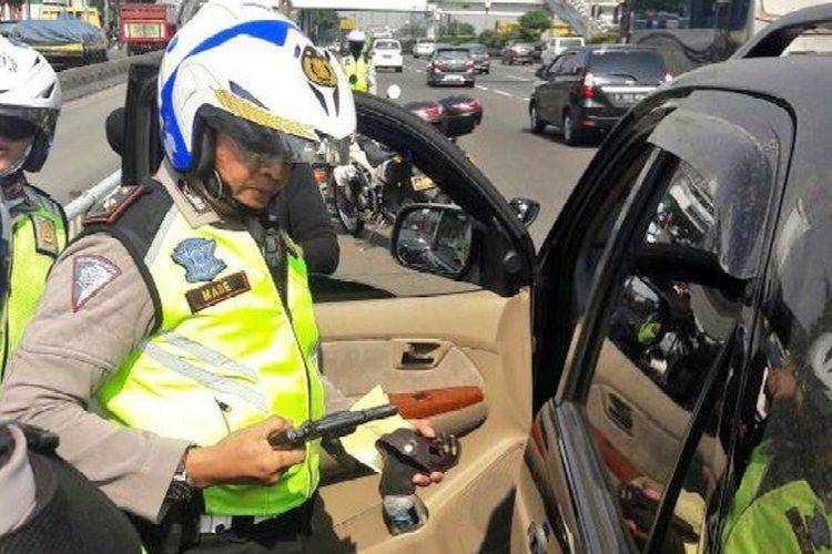 Teng! Operasikan GPS Saat Berkendara Bisa Dipenjara 3 Bulan