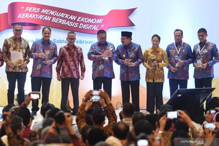 Jadi Tokoh Pembuat Berita, Ketua DPD RI Terima Warta Bakti Utama