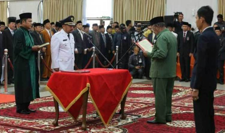 Gubernur Riau Meneteskan Air Mata Saat Lantik Catur Susanto Sebagai Bupati Kampar