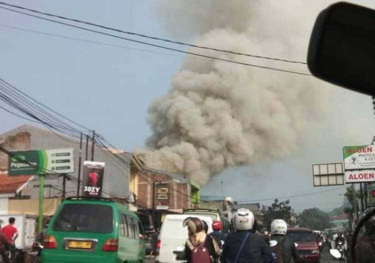 Kebakaran Hebat Hanguskan Dua Ruko Service Printer di Cibiru Bandung