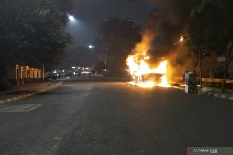 Bus Transjakarta Terbakar di Jalan Pos, Enam Damkar Diterjunkan