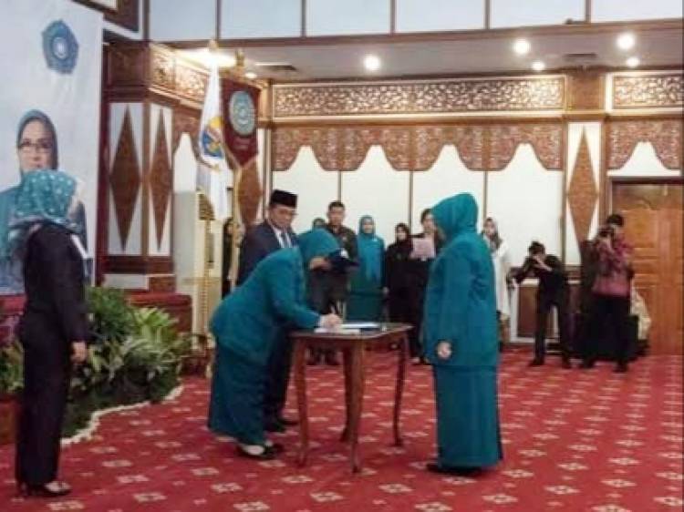 Dilantik Erni Guntari Tjahjo Kumolo, Rahima Fachrori Pimpin TP PKK Provinsi Jambi