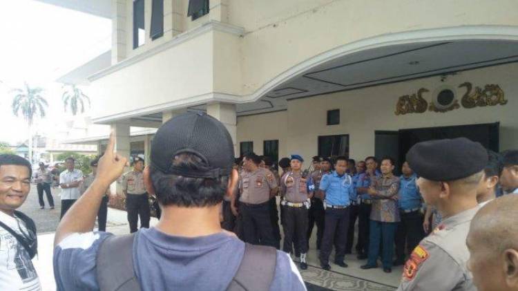 Fasilitas Pasar Talang Banjar Tak Memadai, Pedagang Geruduk Gedung DPRD
