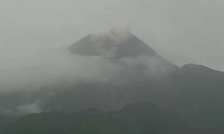 Gunung Merapi Kembali Luncurkan Awan Panas