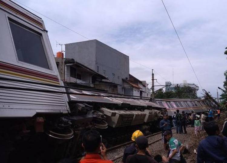 KRL Terguling, Jalur Jakarta-Bogor Lumpuh