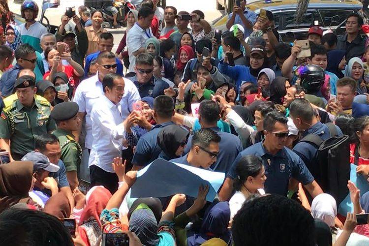 Presiden Blusukan ke Pasar Beli Terasi Satu Kilo