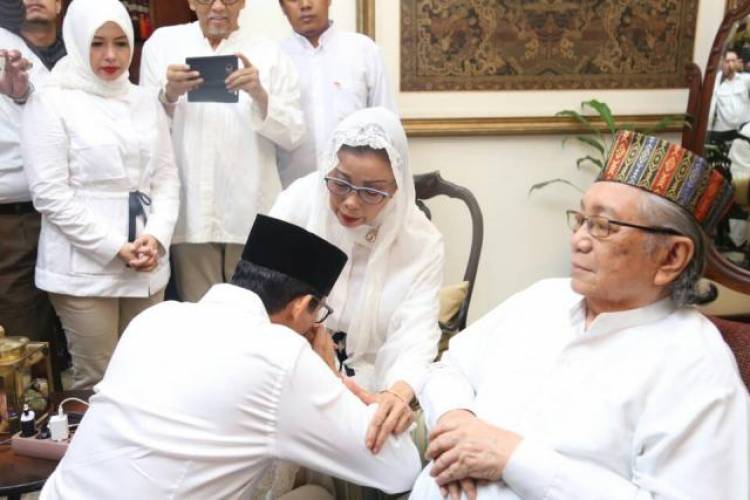 Sebelum Debat Sandi Mohon Doa dari Sang Ibu