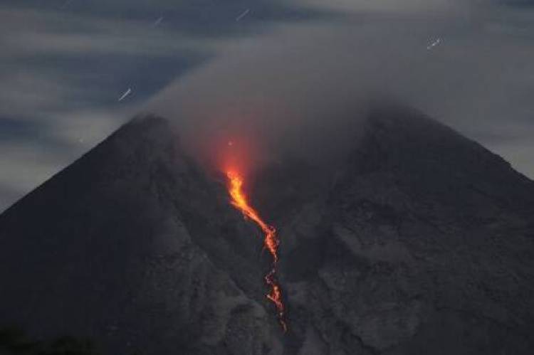 BAHAYA, Gunung Merapi Muntahkan Lava 800 Meter