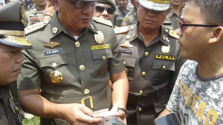Pasca Diusir Wartawan Berikan Kado HUT Satpol PP ke Sekda M Dianto, Ternyata Isinya...
