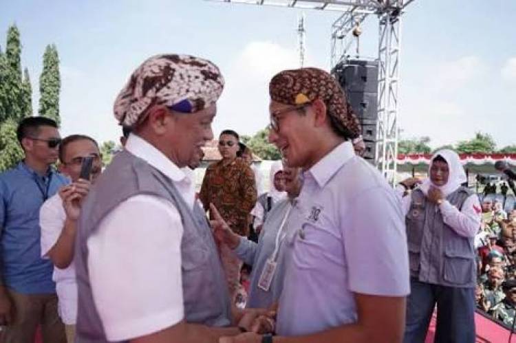 Hadiri Deklarasi Dukungan Purnawirawan TNI/Polri, Sandi Dikasih Blangkon