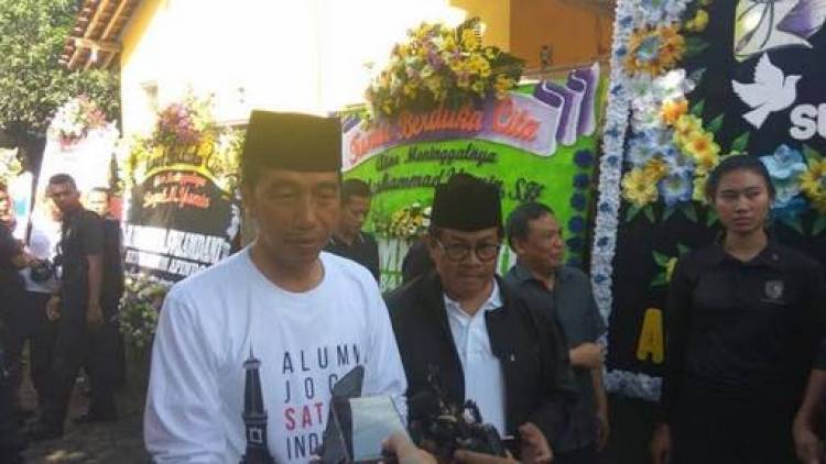Jokowi Melayat ke Rumah Duka Ketua Seknas Jokowi