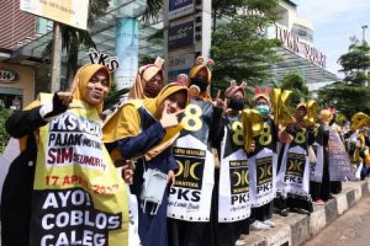 PKS Lakukan Flashmob Lima Kilometer