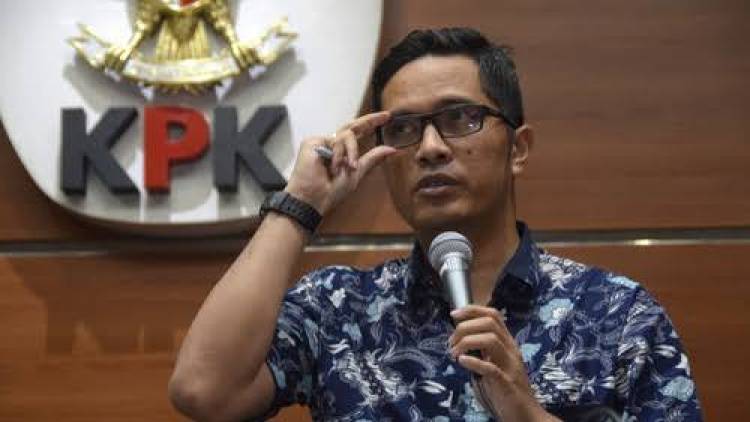 KPK Amankan Mobil Alphard Terkait OTT Distribusi Pupuk di Jakarta