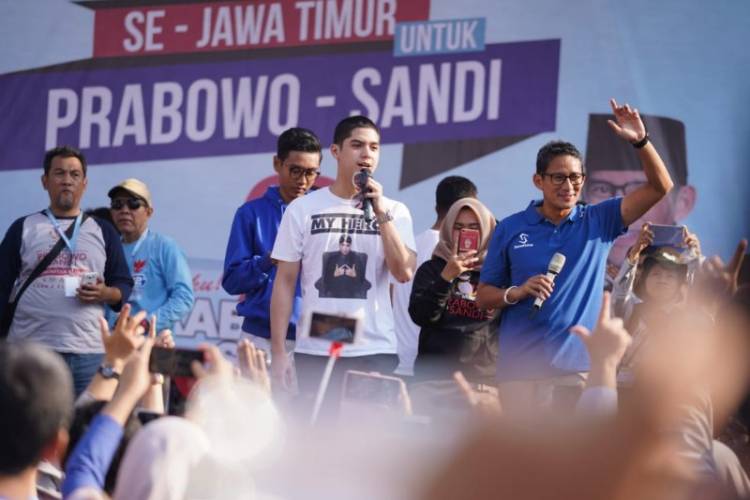 Duet Maut Sandiaga Uno-Al Ghazali Nyanyikan "Hadapi dengan Senyuman"