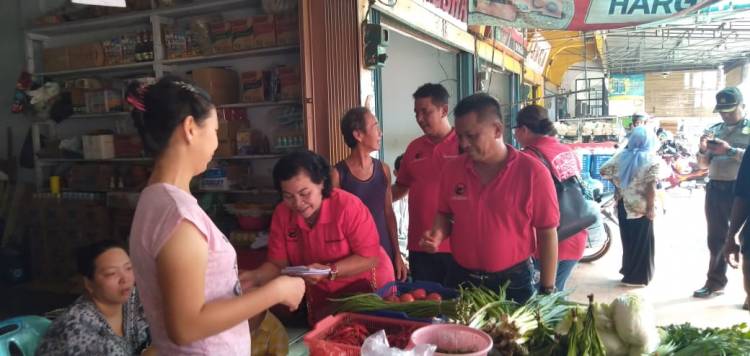 Caleg PDI Perjuangan Faatumbu Duha Blusukan Ke Pasar Hongkong