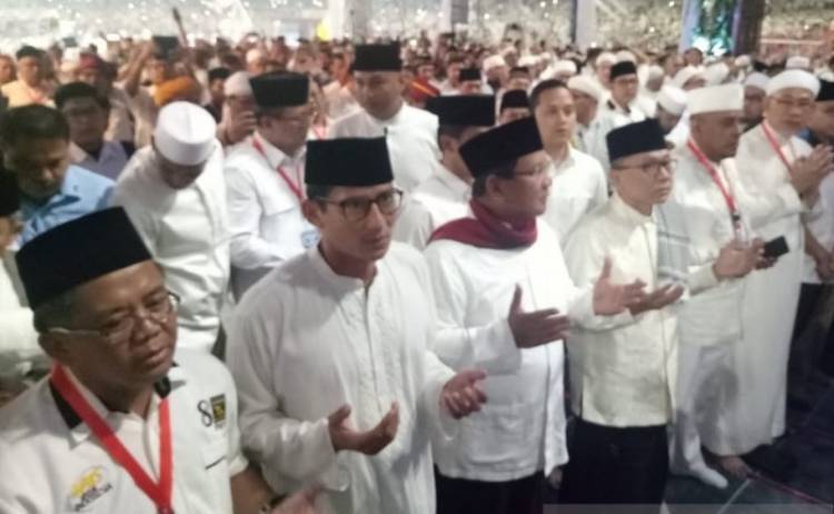Prabowo-Sandi Shalat Subuh Berjamaah Jelang Kampanye Akbar di SUGBK