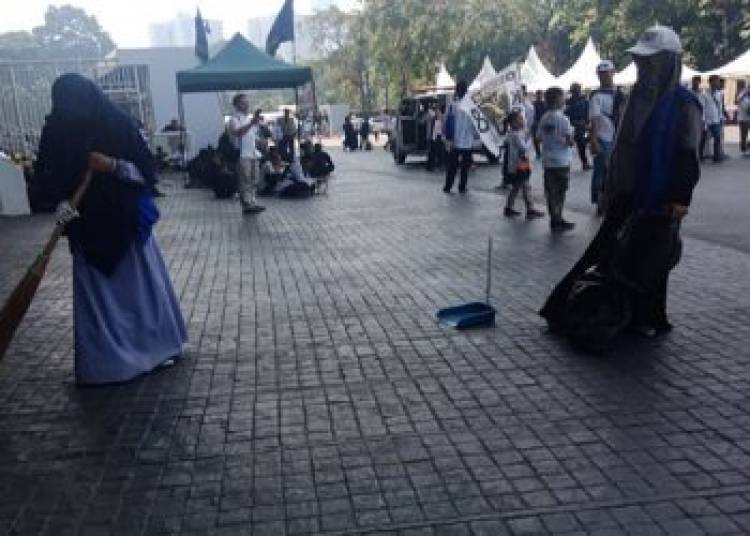 100 Relawan Diterjunkan Pungut Sampah Kampanye Akbar Prabowo-Sandi