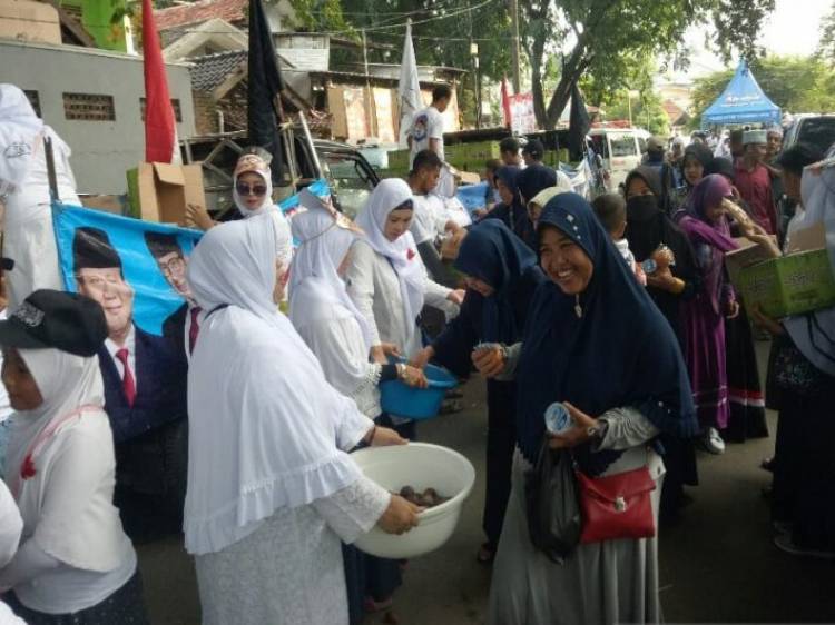 Relawan Emak-emak Kece Bagi Makanan Gratis Pada Kampanye Prabowo-Sandi di Tangerang