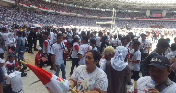 Matahari Sangat Terik di GBK, Relawan Pro Jokowi Bagi-bagi Payung