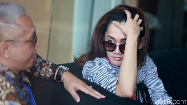 Saksi Cantik Kasus Suap Distribusi Pupuk Ini Bungkam Usai Diperiksa