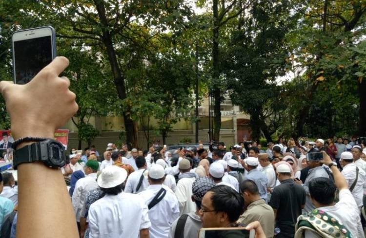 Massa Doa Bersama Berdatangan Kediaman Prabowo di Kertanegara