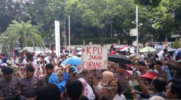 Emak-Emak Pendukung Prabowo-Sandi Minta KPU Jangan Curang