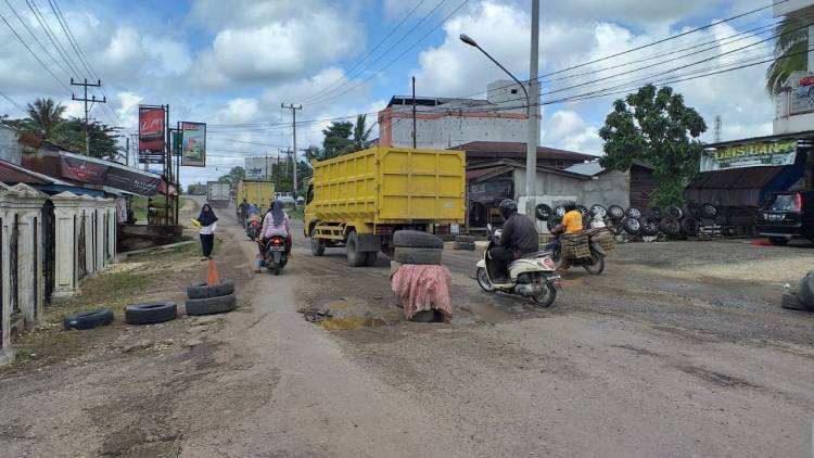 Warga Pelayang Sarolangun Letakkan Ban Mobil di Tengah Jalan Lintas