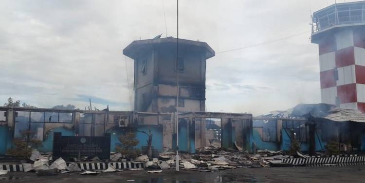 Bandara Nabire Ludes Terbakar
