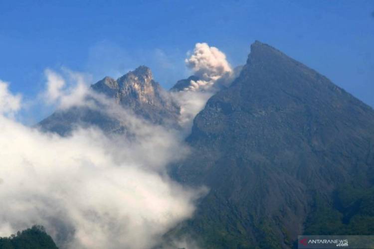 Gunung Merapi Meluncurkan Guguran Lava Pijar Sejauh 1.400 Meter
