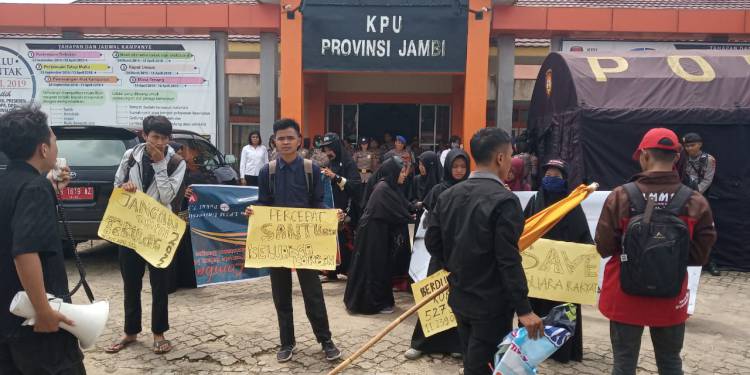 KAMMI Pasang Bendera Kuning di KPU Provinsi Jambi