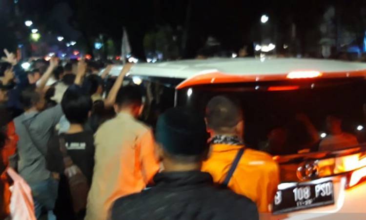 Prabowo Keluar dari Rumah Aspirasi, Pendukung: Prabowo Presiden!