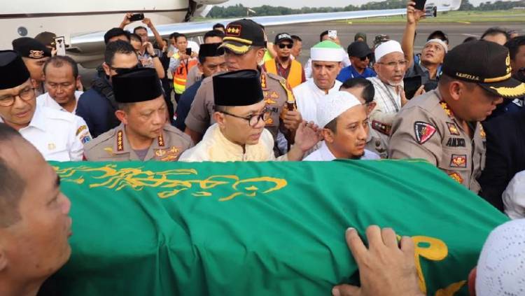 Jenasah Ustadz Arifin Ilham Dibawa ke Gunung Sindur Usai Dishalatkan