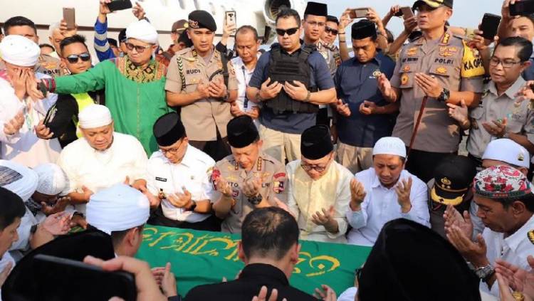 Ustadz Arifin Ilham Dimakamkan Dekat Pohon Kedondong
