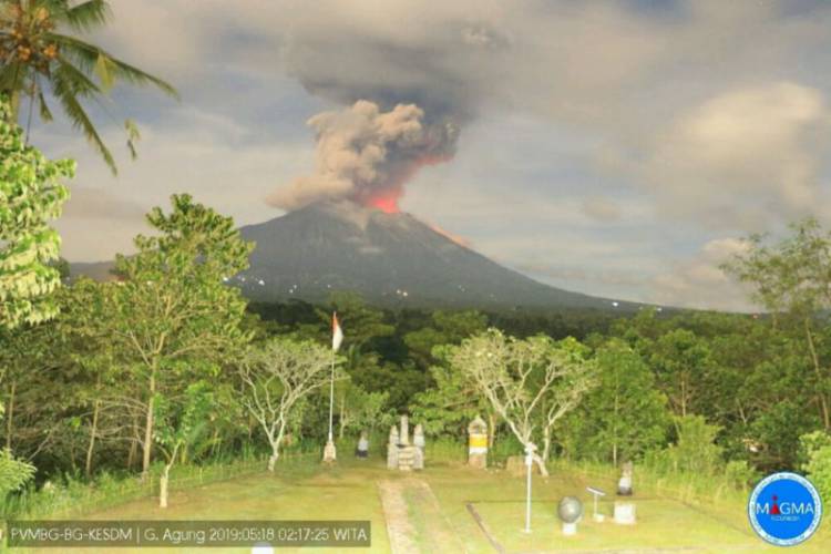 Gunung Agung Erupsi Lontarkan Lava Pijar Hingga Tiga Kilometer
