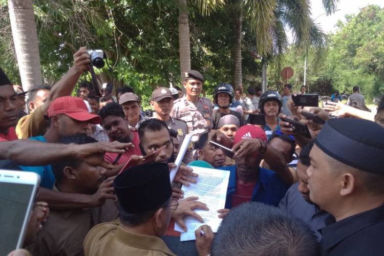 Gubernur Malut Teken Tuntutan Pengunjuk Rasa