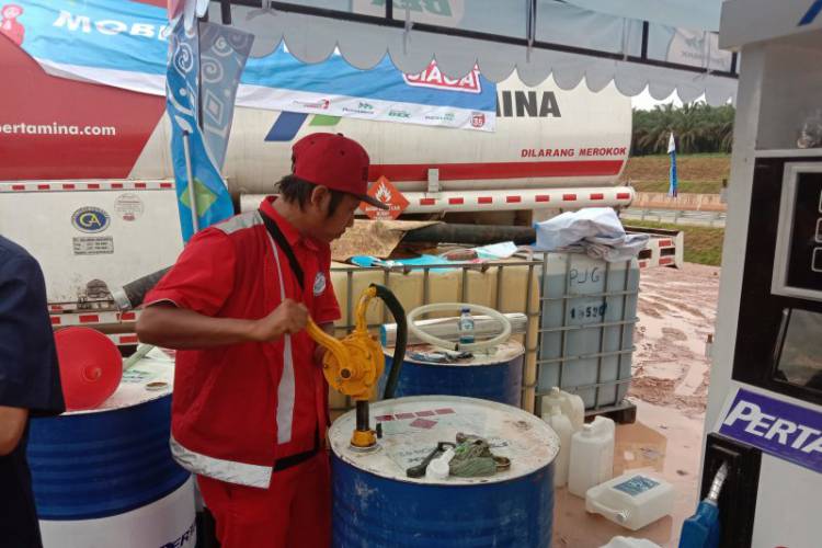 Menimba Tetesan Minyak di Trans-Sumatera