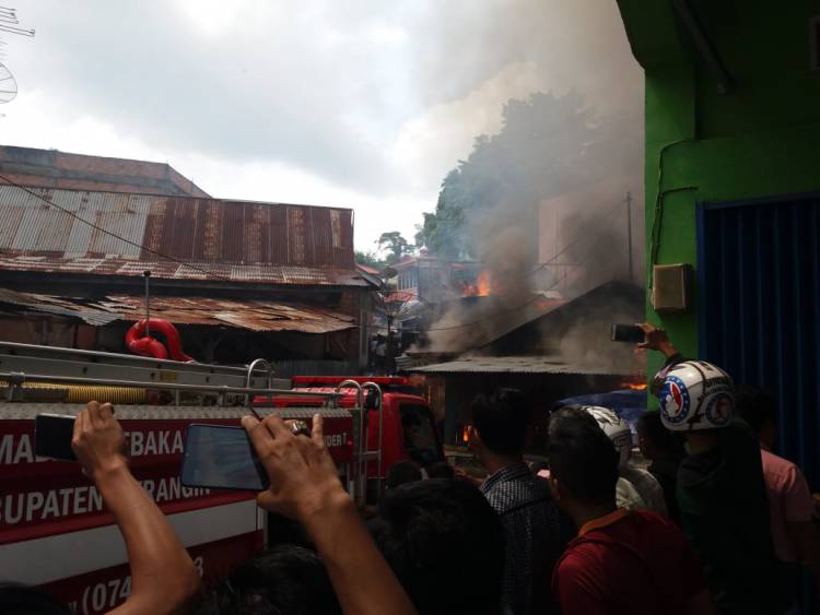 BREAKING NEWS!!! Di Bangko, 4 Unit Rumah Terbakar Hebat