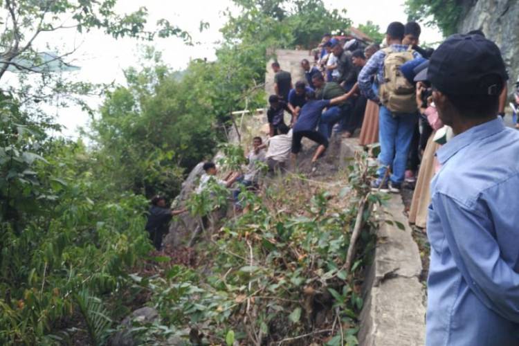 Satu Unit Mobil Pick Up Jatuh ke Jurang Geurutee, Begini Nasib 20 Penumpang 