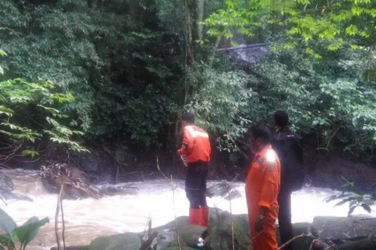 Korban Innova Masuk Jurang di Batang Agam Masih Dicari Tim SAR