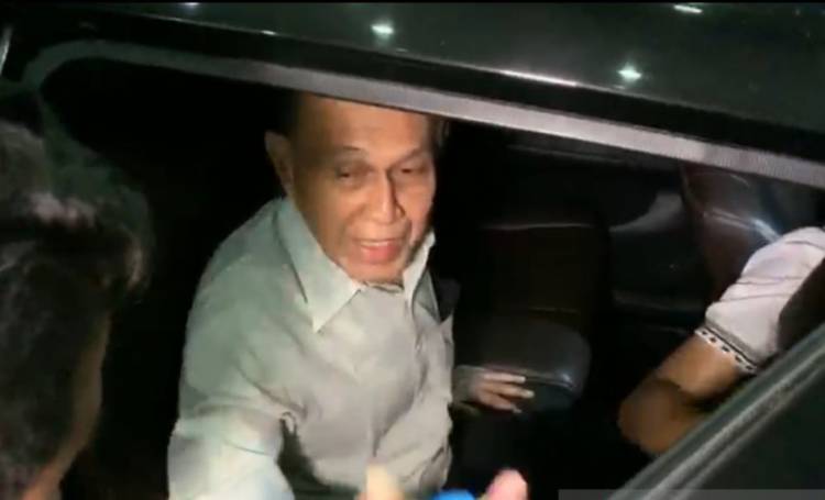 Usai Diperiksa Kivlan Hindari Wartawan