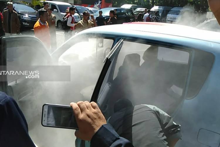 PANIK! Mobil Terbakar di Area Parkir Gedung DPRD Surabaya